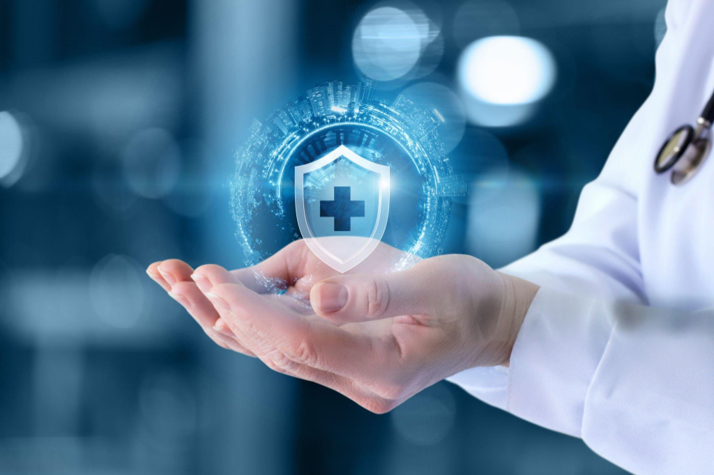 Médico segurando escudo de proteção digital — segurança e privacidade